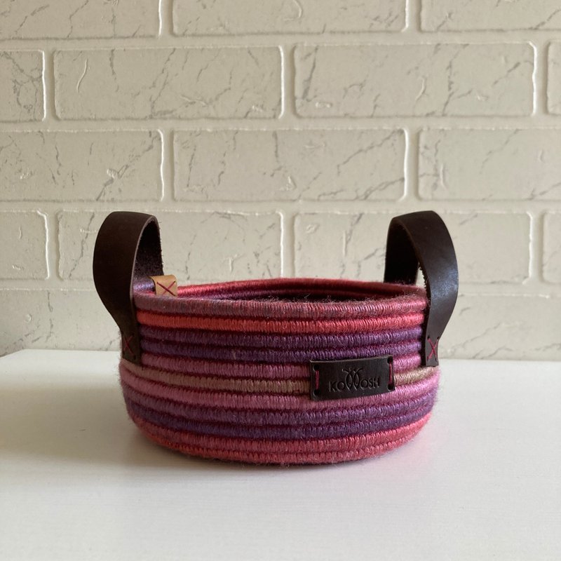 Raspberry basket with leather handles 15.5 cm x 7 cm - 居家收納/收納盒/儲物盒 - 棉．麻 紫色