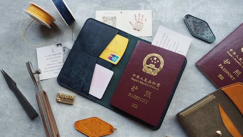便攜隨身護照夾 旅行 純手工牛皮 客製化刻字禮物 訂製顏色款式 - 護照夾/護照套 - 真皮 多色