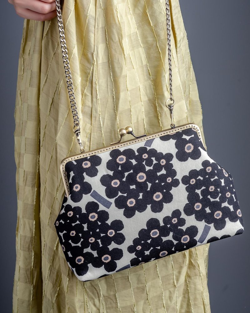 [Hydrangea Bloom? Black] Square Metal Clasp Bag #EverydayBag #Vintage #JapaneseStyle #Cute - Messenger Bags & Sling Bags - Cotton & Hemp Green