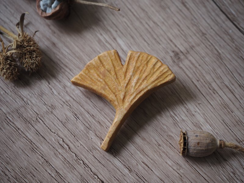 手工木雕胸針 徽章 銀杏葉 - 徽章/別針 - 木頭 