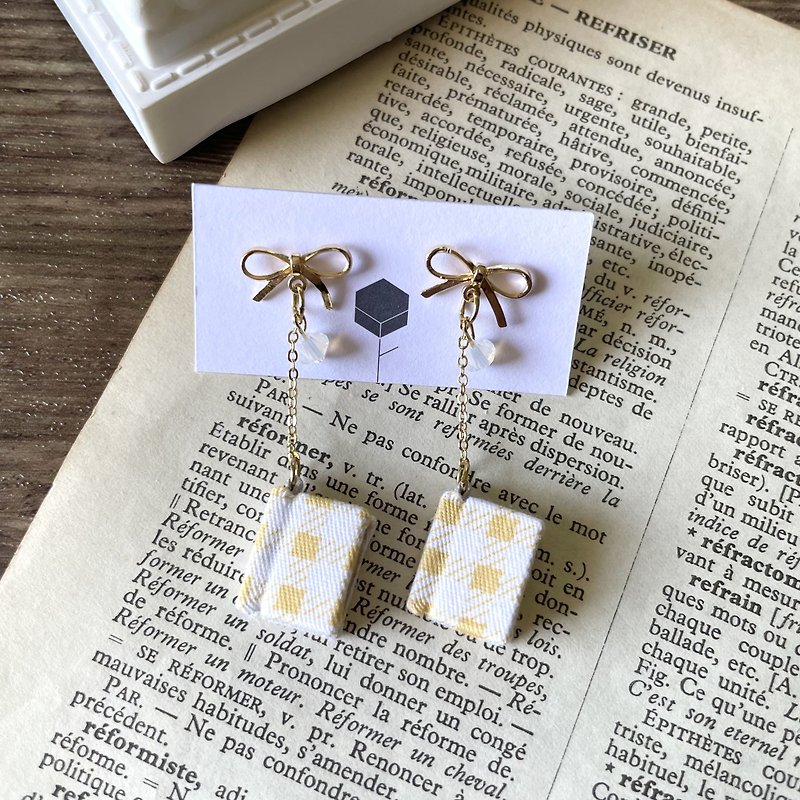 Mini Book Earrings  Yellow checks  Handmade books   Mother's day gift - ต่างหู - กระดาษ สีเหลือง