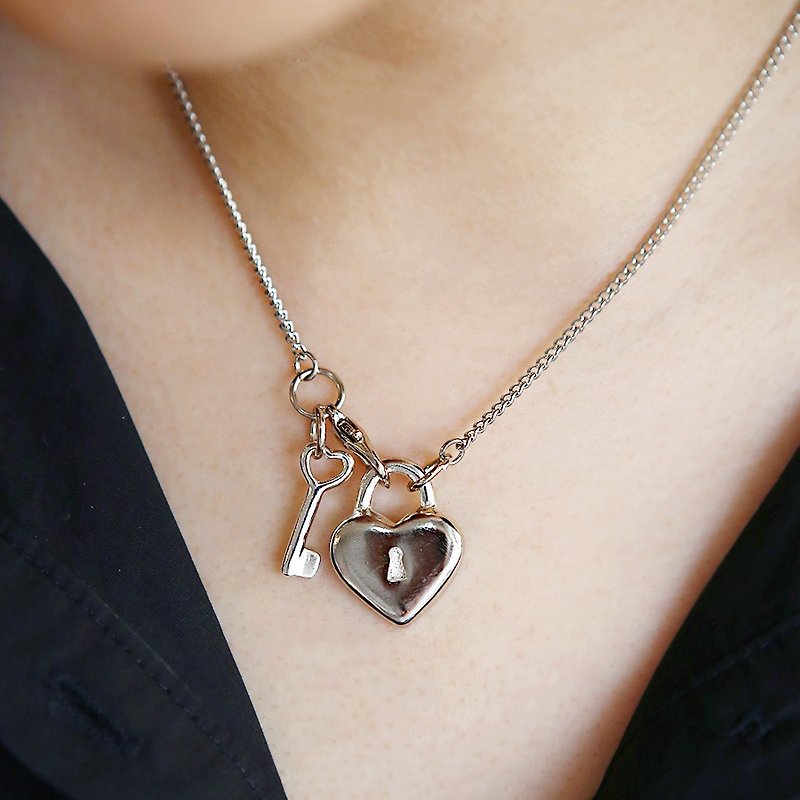 Two sided heart lock and key pendants, Heart pendant, Anatomical heart pendant, Heart Lock And Key Charms, Heart Y necklace, Silver plated - สร้อยคอ - โลหะ สีเงิน