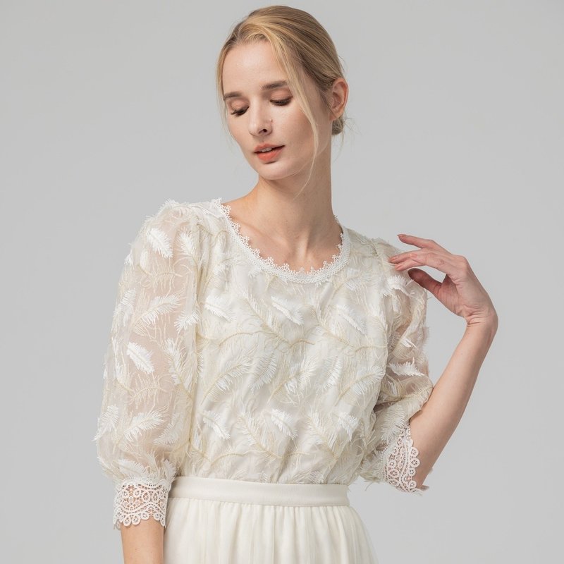 Three-dimensional feather classical palace top off-white - เสื้อผู้หญิง - เส้นใยสังเคราะห์ ขาว