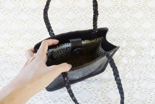 ANNA SUIの本革を使用したブランドバッグ、ハードボックス型に