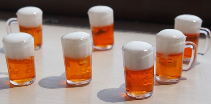 極小ミニチュアサンプルのビールジョッキのキーホルダー - 置物 - 陶器 