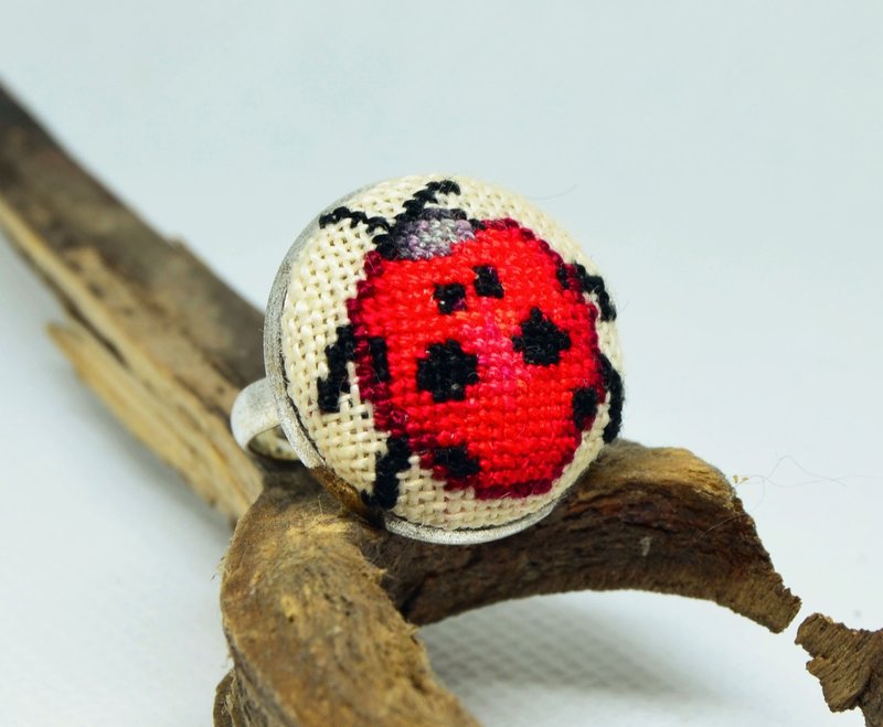 紅色瓢蟲刺繡圓環十字繡自然首飾手工現代女性禮物 - 戒指 - 繡線 紅色