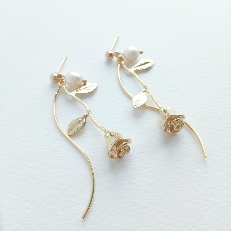 Aiyana Flower Series Natural Freshwater Pearl Rose Earrings-Ear Pins/ Clip-On - ต่างหู - คริสตัล สีทอง