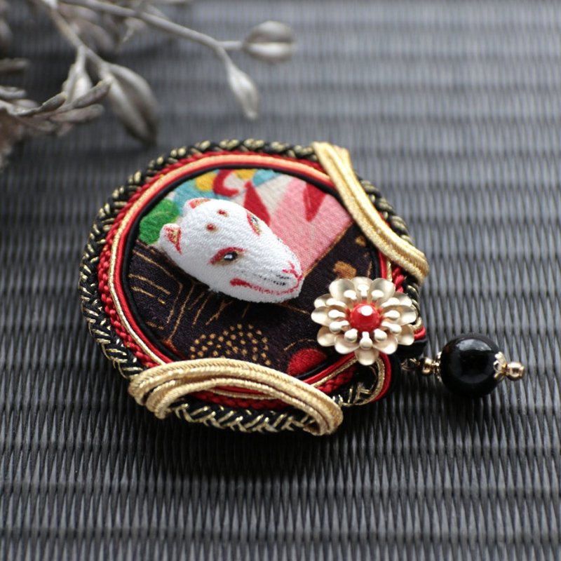 Thread winding pattern Crepe work Inari fox and braided cord brooch Fox mask - Brooches - Silk Black