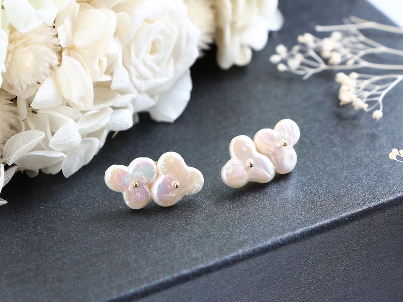 14kgf- 3 petals pearl (twin)pierced earrings - 耳環/耳夾 - 寶石 白色