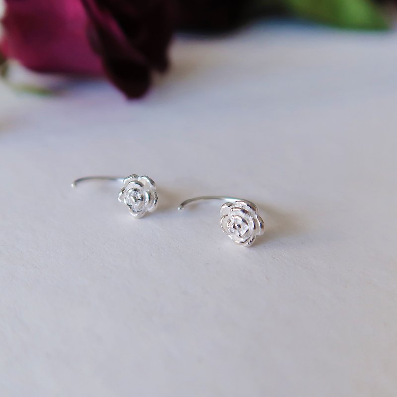 A pair of forest style 925 sterling silver mini rose C-shaped earrings - Earrings & Clip-ons - Sterling Silver White