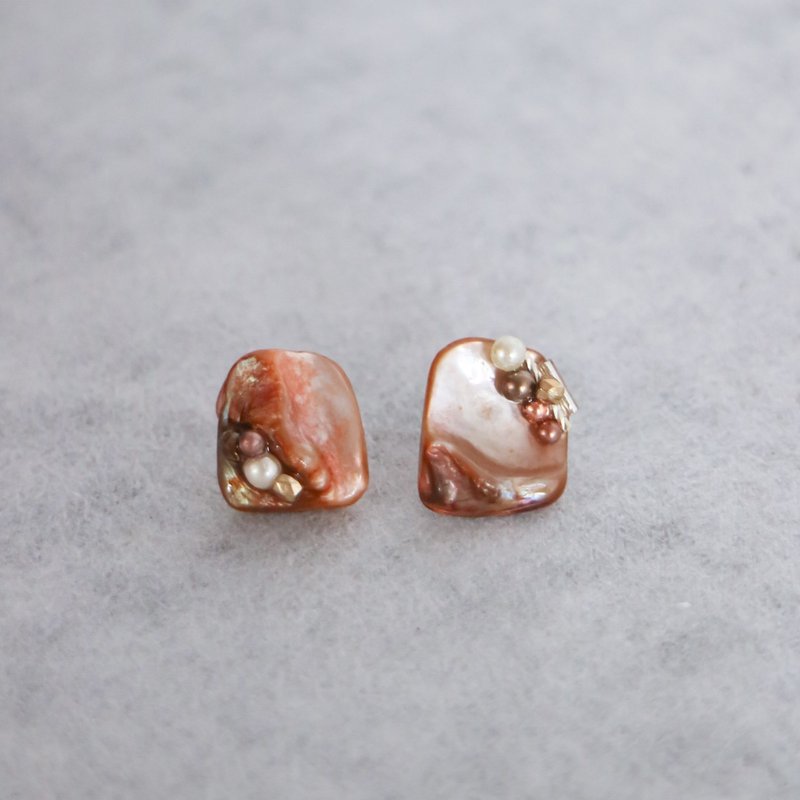 Natural Mother-of-Pearl Asymmetric Pearl Earrings, Orange Light Luxury Design - ต่างหู - เปลือกหอย สีส้ม