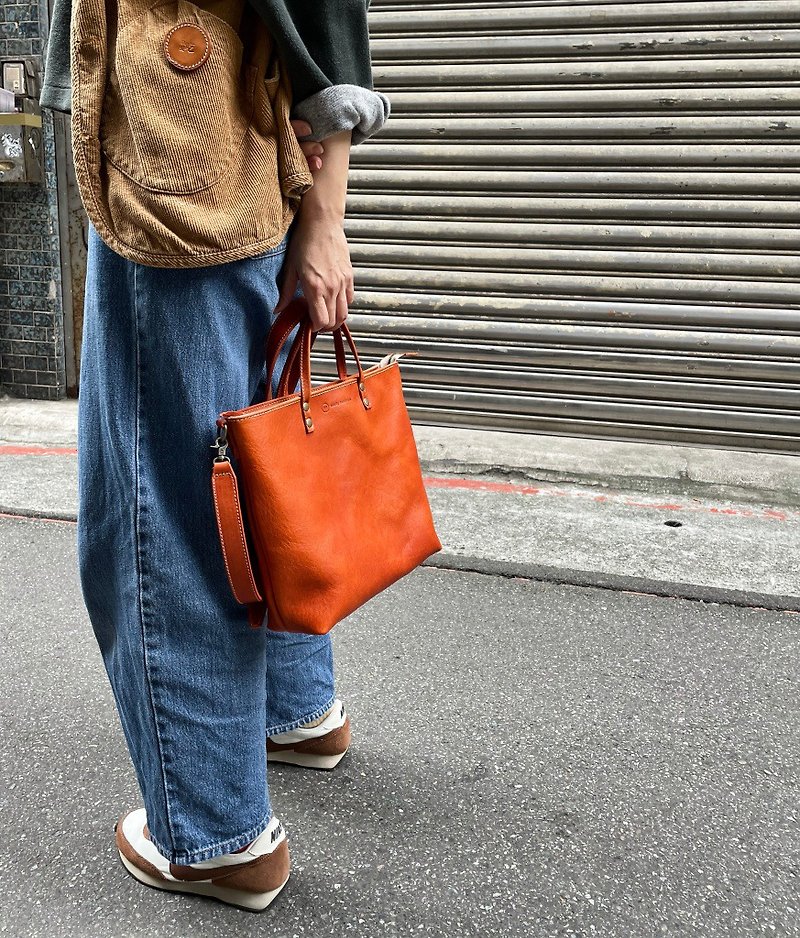 Crossbody tote bag/handbag Color: Caramel vegetable tanned cow leather - กระเป๋าแมสเซนเจอร์ - หนังแท้ สีนำ้ตาล