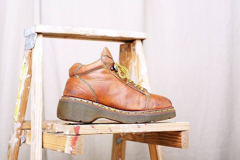 Vintage Dr. Martens Shoes 6 hole caramel color Martin boots British old Martin vintage - รองเท้าบัลเลต์ - หนังแท้ สีส้ม