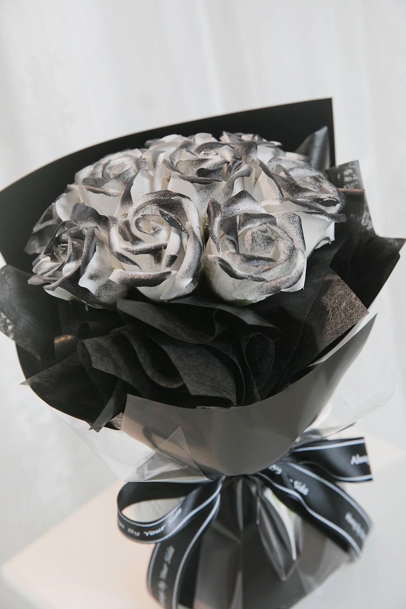 Rose bouquet/Soap flower bouquet/Birthday bouquet/Valentine's Day bouquet/Confession bouquet/Graduation bouquet - ช่อดอกไม้แห้ง - วัสดุอื่นๆ สีดำ