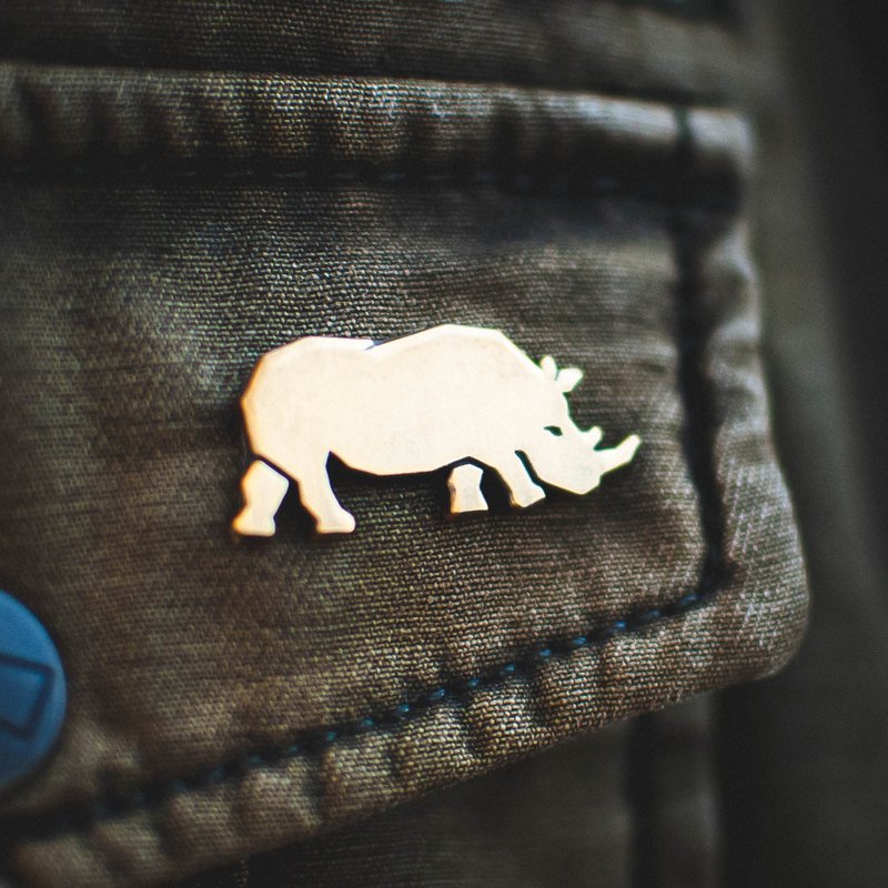 Gold Plated Rhino Lapel Pin Brooch by BURA - เข็มกลัด - วัสดุอื่นๆ สีทอง