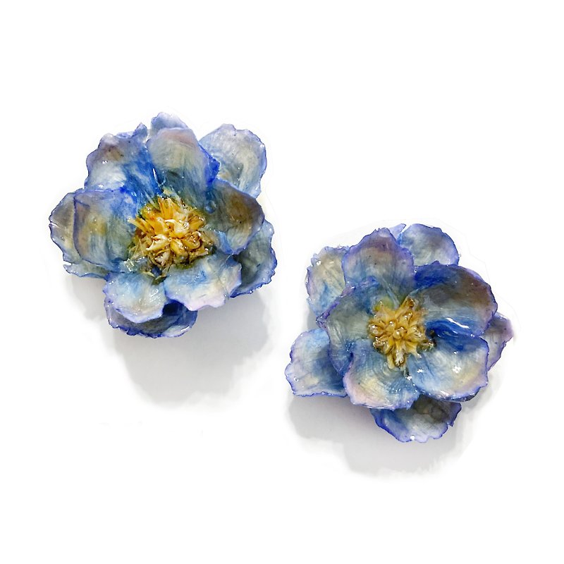 Japanese resin anemone oil painting blue earrings. Ear clips. Ear pins - ต่างหู - พืช/ดอกไม้ สีน้ำเงิน