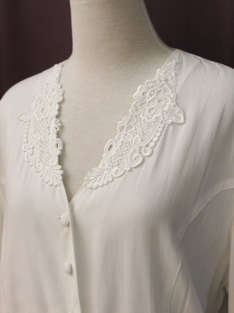 復古歐洲百搭典雅蕾絲V領白色寬鬆長袖古著襯衫 - 恤衫 - 聚酯纖維 白色