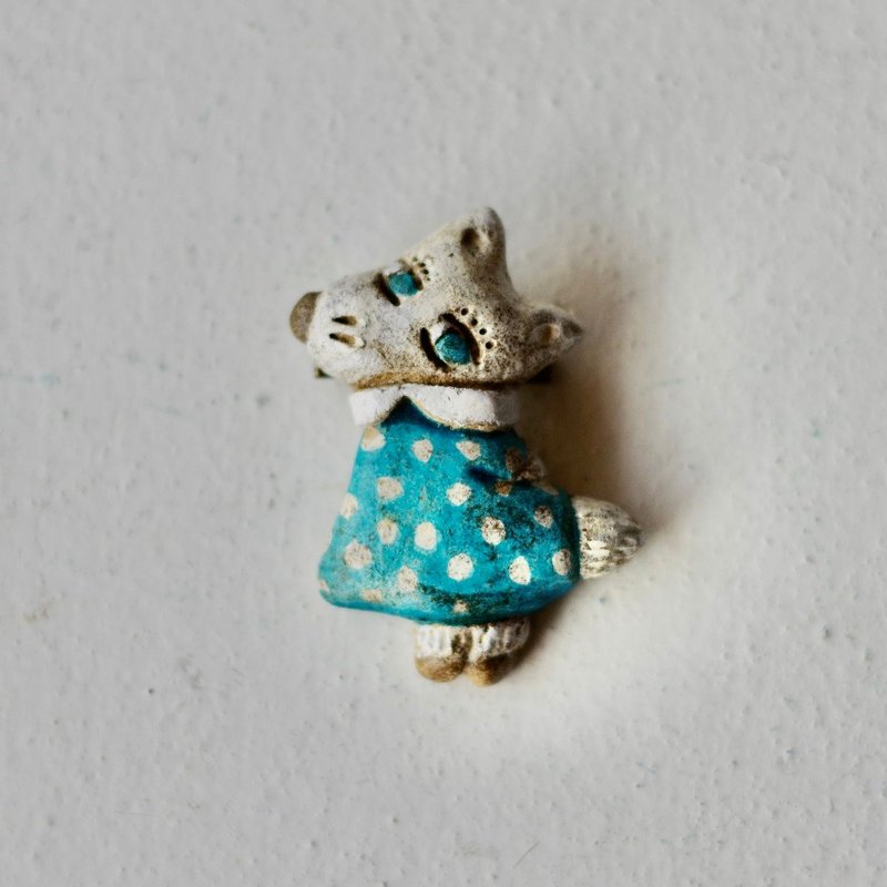 White wolf with polkadot dress broach with a giftbox - Brooches - Pottery Blue