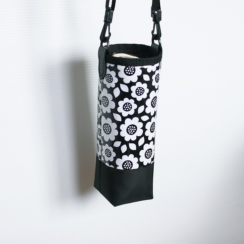 Black and white flowers water bottle bag - ถุงใส่กระติกนำ้ - วัสดุกันนำ้ สีดำ