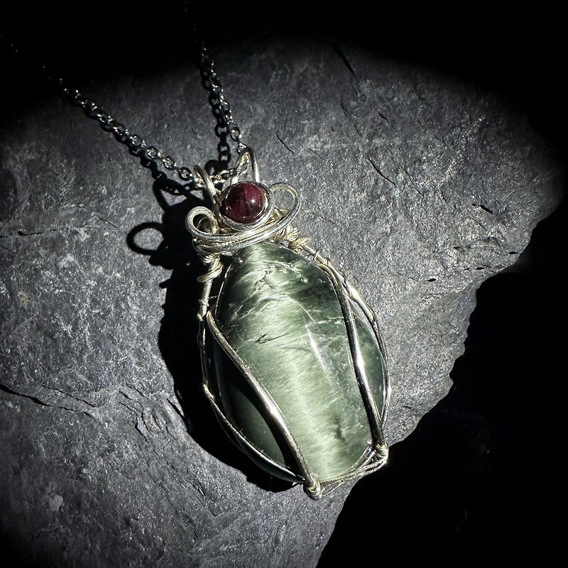 [Unique model] Liu Ying green eagle eye Stone necklace (with steel chain) - Necklaces - Crystal Green