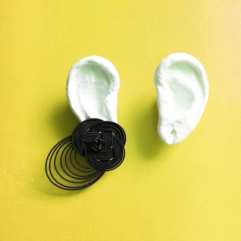A mizuhiki earring ーRape blossomー Black - ต่างหู - วัสดุอื่นๆ สีดำ