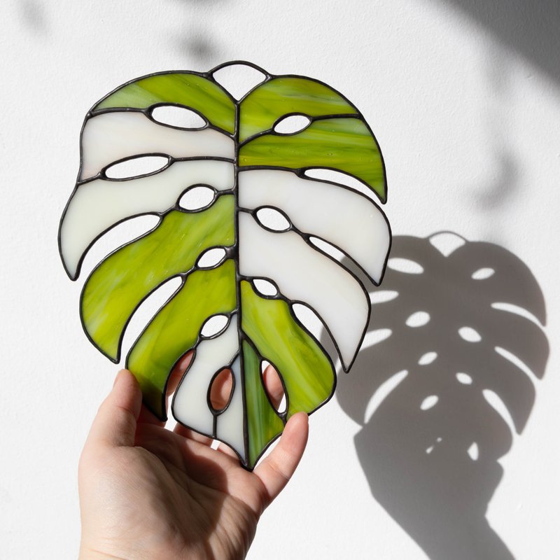 Stained glass monstera, Floral home decor, Plant lover gift - 壁貼/牆壁裝飾 - 玻璃 多色