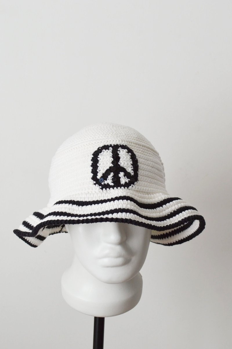 Crochet bucket hat embroidered peace symbol. Black white knit fisherman hat - หมวก - ผ้าฝ้าย/ผ้าลินิน ขาว