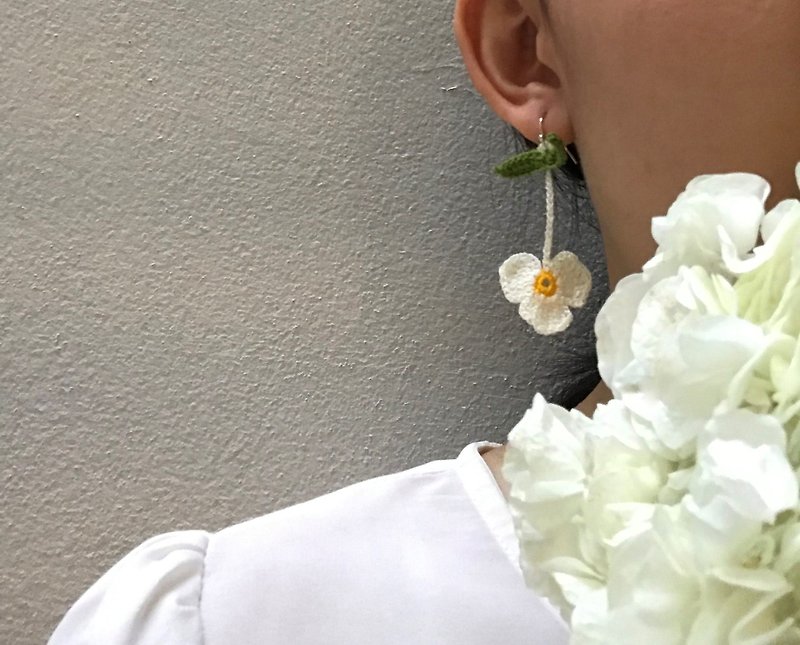 クな紫陽花の、なイヤリング  Hydrangea earring crochet flower hook clip on - ピアス・イヤリング - 貴金属 ホワイト