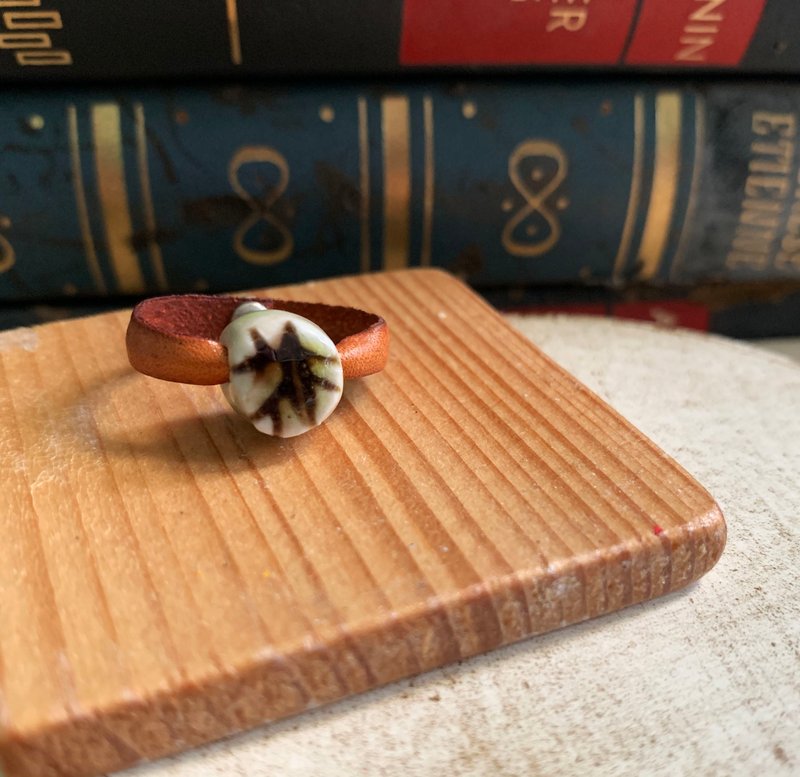 Ring Japanese white porcelain, natural glaze, infinite, not greasy, natural leather - แหวนทั่วไป - เครื่องลายคราม 