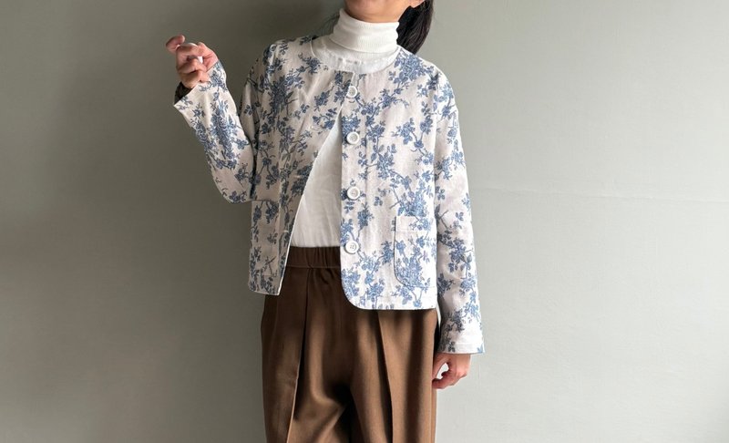 青花瓷/自然風古典藍色印花棉麻圓領短版長袖小外套 - 女西裝外套 - 棉．麻 