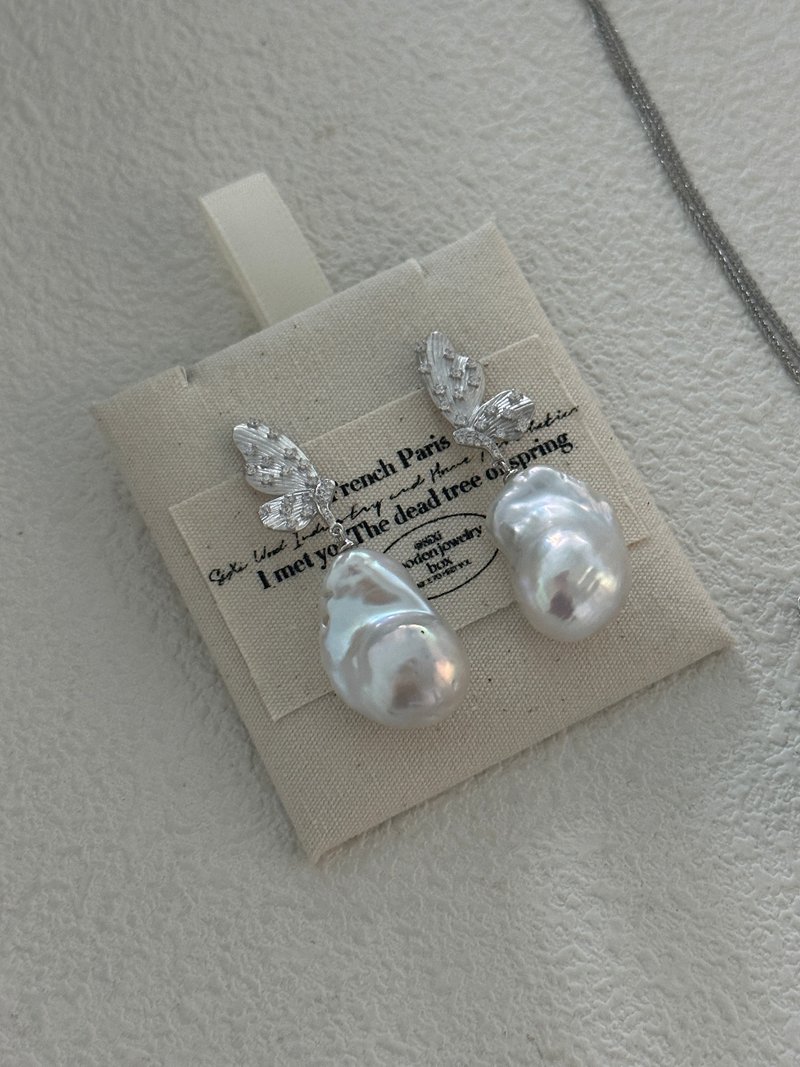 Butterfly baroque pearl stud 蝴蝶巴洛克珍珠耳钉 - 耳環/耳夾/耳骨夾 - 珍珠 白色