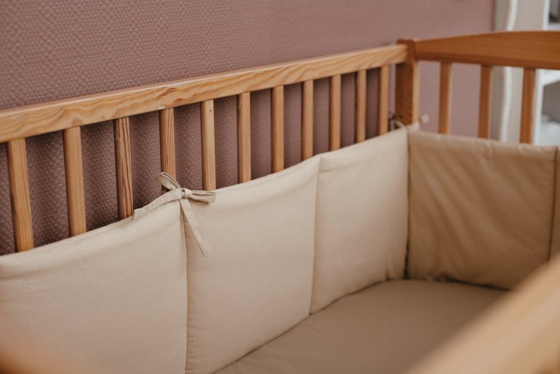 Beige bumper pad for crib – neutral baby cot bumper with ties - 嬰兒床/床圍/寢具 - 棉．麻 咖啡色