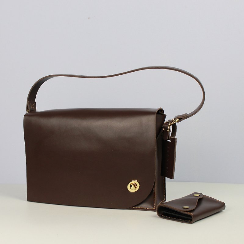 Zemoneni Brown color leather lady shoulder bag with metal turn lock - กระเป๋าแมสเซนเจอร์ - หนังแท้ สีนำ้ตาล