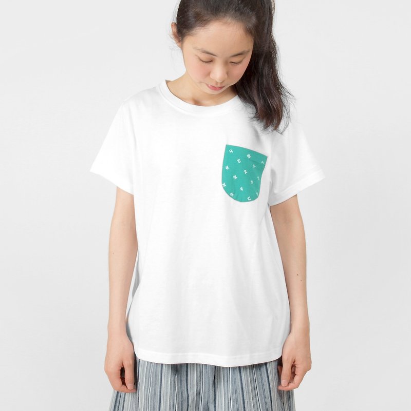 Phonetic symbol candy pocket stitching T-shirt - เสื้อยืดผู้หญิง - ผ้าฝ้าย/ผ้าลินิน หลากหลายสี