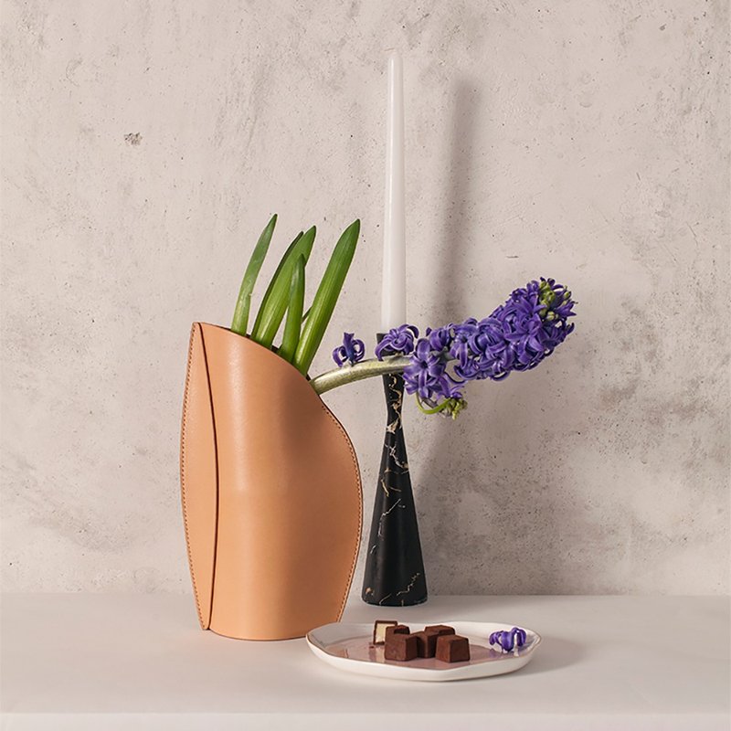 Original imported leather vase with dried flowers and fresh flowers - เซรามิก - หนังแท้ 