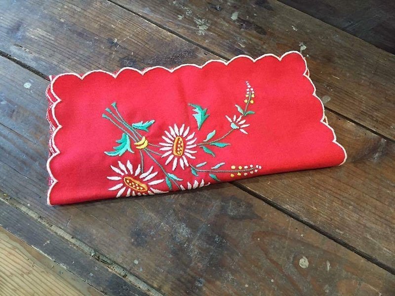 Antique Hand Embroidery Red Long Tablet (JS) - ผ้ารองโต๊ะ/ของตกแต่ง - ผ้าฝ้าย/ผ้าลินิน สีแดง