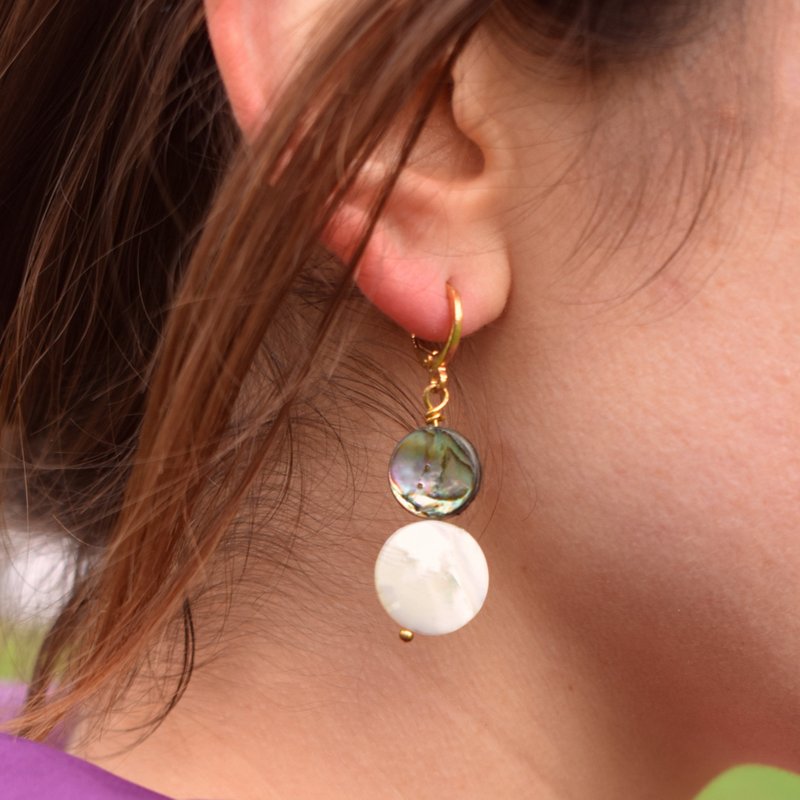 Abalone shell, white coin pearl Huggie Hoop Earrings | by Ifemi Jewels - 耳環/耳夾/耳骨夾 - 其他材質 金色