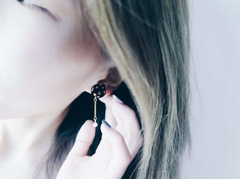 Teardrop Earrings - ต่างหู - พลาสติก สีดำ