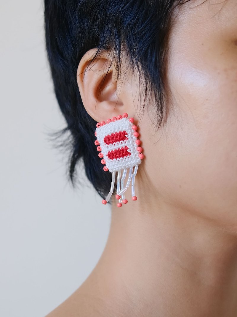 Crochet Earrings Squadron Symbol Stud Earrings - ต่างหู - ผ้าฝ้าย/ผ้าลินิน ขาว