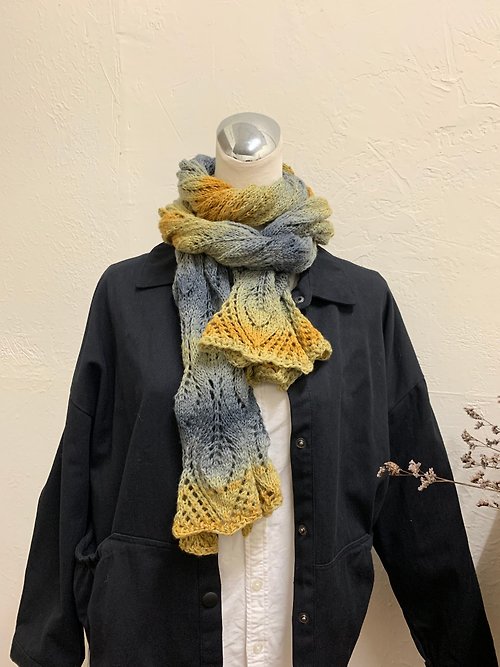 hm98k 走吧！編織 長版圍巾系列。葉子圖案圍巾。灰藍/黃段染。瑞士線材編織