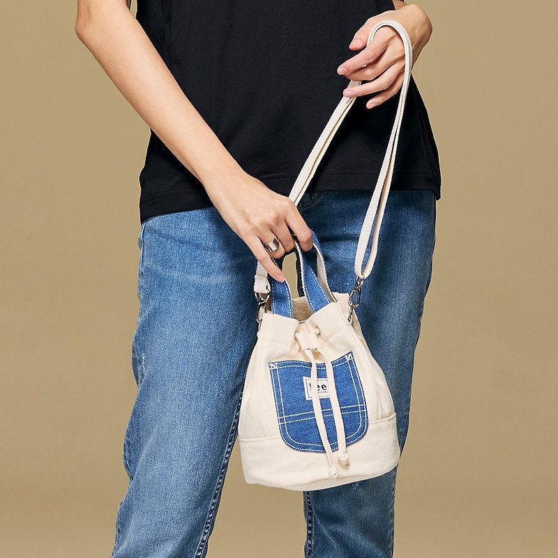 Lee logo denim patchwork bucket bag - กระเป๋าแมสเซนเจอร์ - ผ้าฝ้าย/ผ้าลินิน ขาว