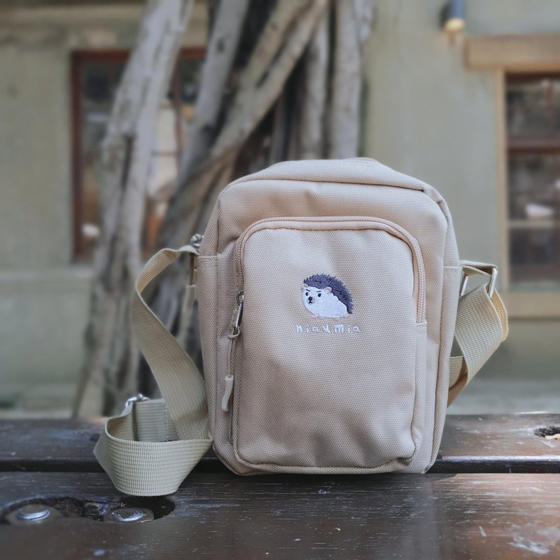 蔦咪啊 刺繡圖案中型防潑水 斜背包 方包 (卡其) /  刺蝟 刺刺 - 側背包/斜背包 - 尼龍 卡其色