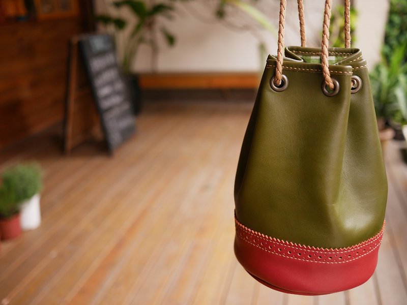 Classic Oxford Bucket Bag-Green Style (Hemming) - กระเป๋าแมสเซนเจอร์ - หนังแท้ สีเขียว
