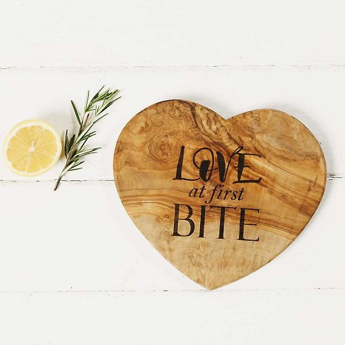 SÜSS Living生活良品 英國Naturally Med橄欖木一體成愛心形狀附文字砧板/餐板/展示板