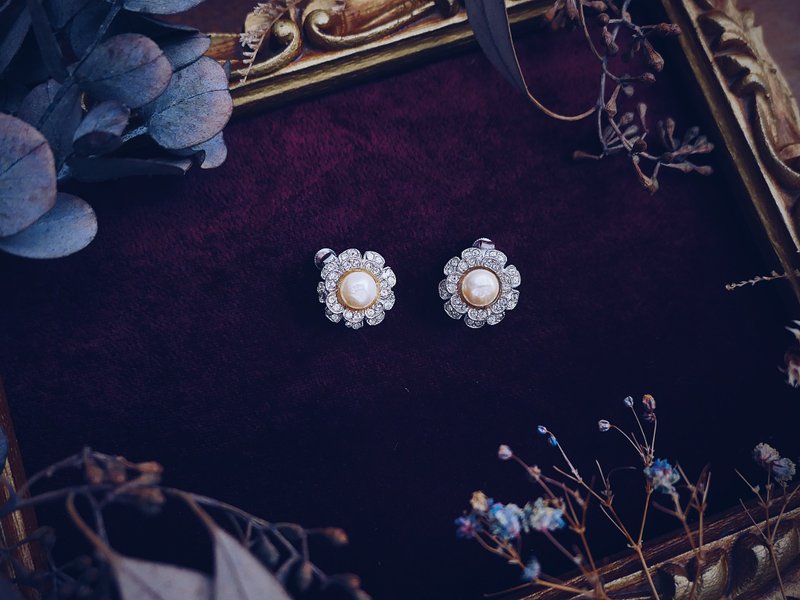 Vendome Double Daisy White Jewelry Earrings - American Antique Jewelry Vintage Jewelry - Earrings & Clip-ons - Other Metals 