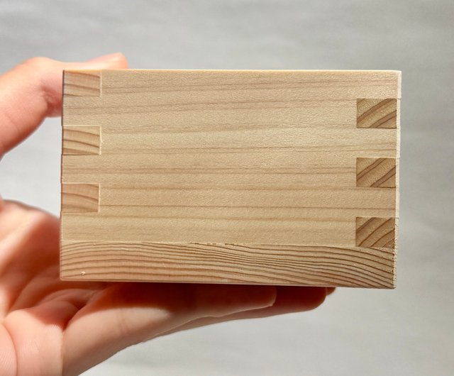 檜の枡で泳ぐ金魚 置物 - ショップ 池波屋｜日本の金魚作品専門店 置物