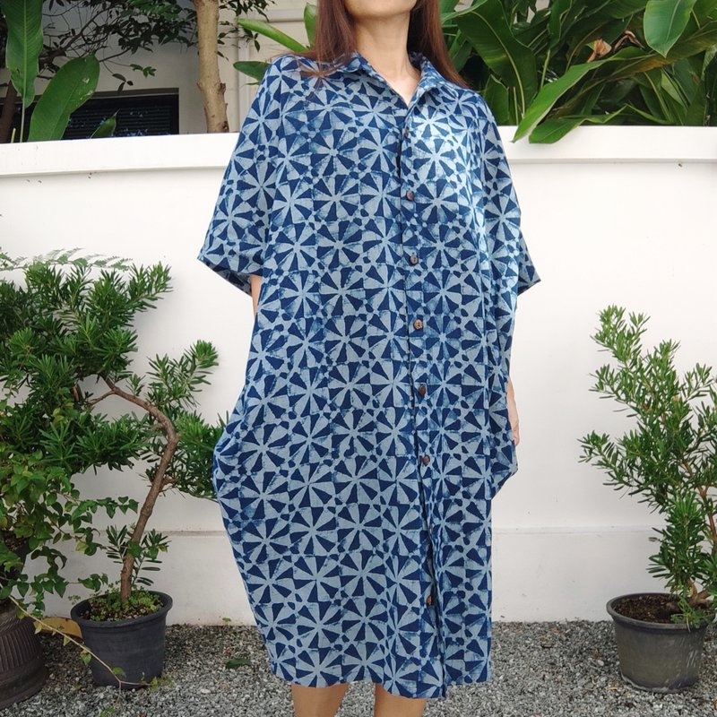 Batik Shirt Collar Oversize Dress 6 petals - 連身裙 - 棉．麻 藍色