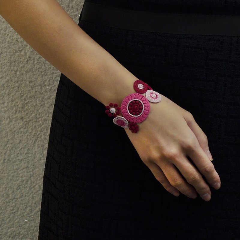 Pop style embroidery bracelet gift - สร้อยข้อมือ - งานปัก สึชมพู