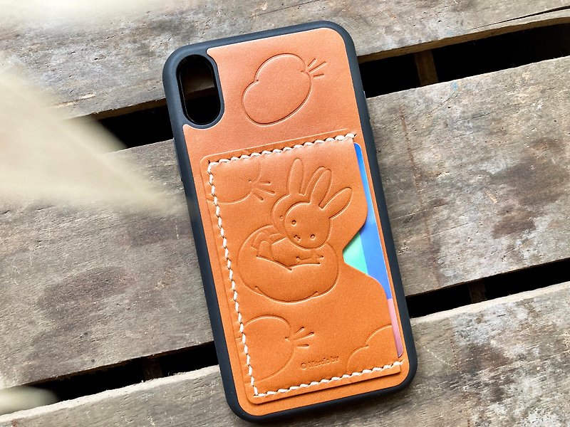 【Pinkoi x miffy】iPhone殻 皮革材料包 咭位 雲遊 米菲兔 DIY - 皮件/皮革 - 真皮 咖啡色