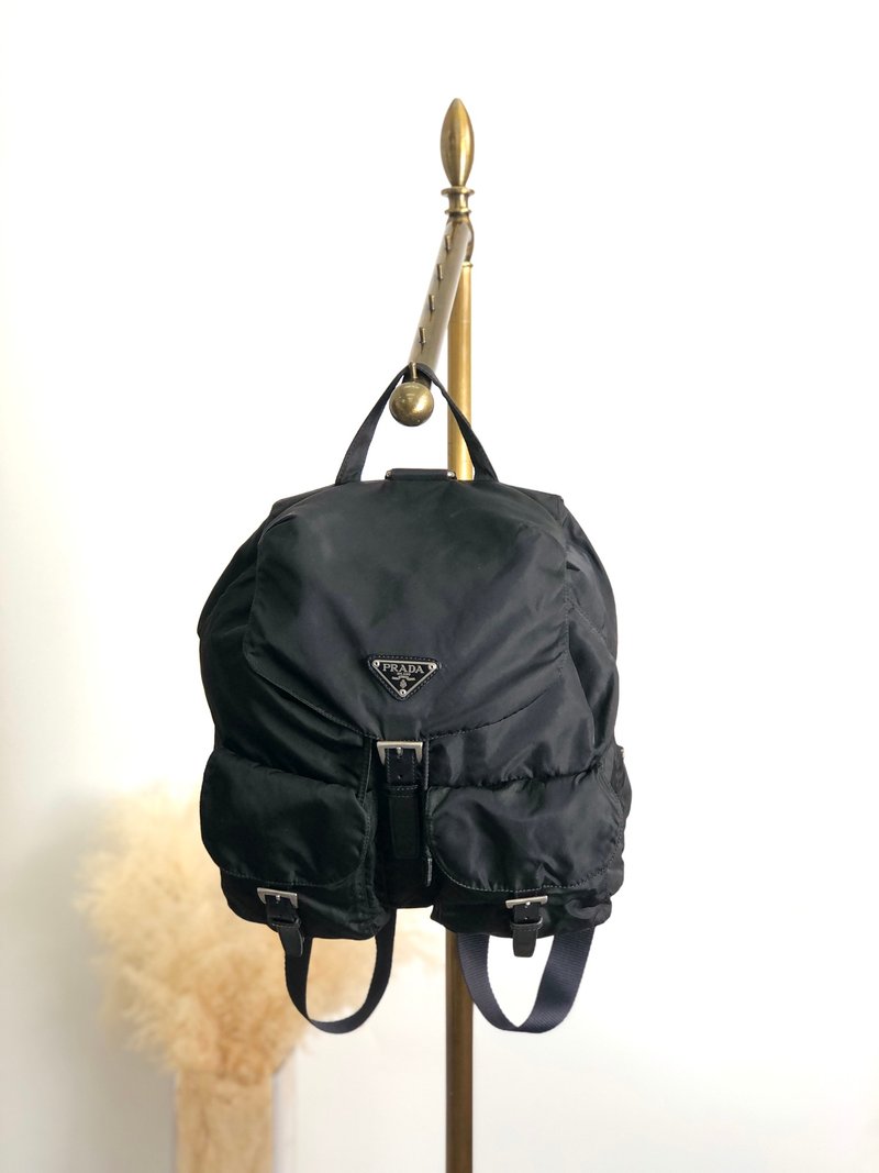 【 日本直送　名牌中古包 】PRADA プラダ バックパック ブラック トライアングルロゴ ナイロン ダブルポケット リュック vintage  uzgdu8 - 後背包/背包/書包 - 尼龍 黑色
